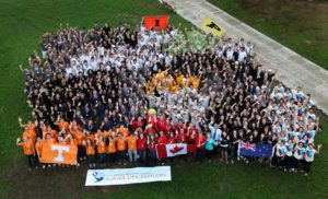 A group shot of the very large 2011 solar decathlon team.