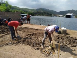 workers digging Volcadero